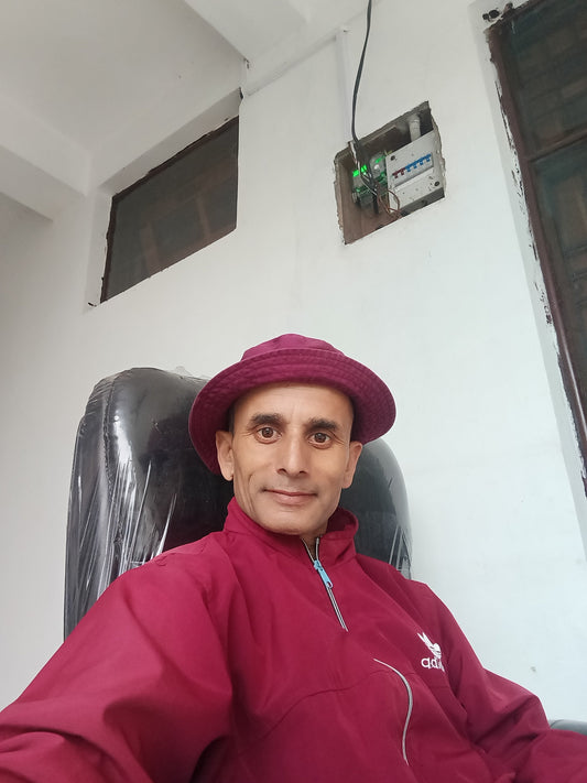 जैसे हिमालय शांति में स्थिर खड़ा है