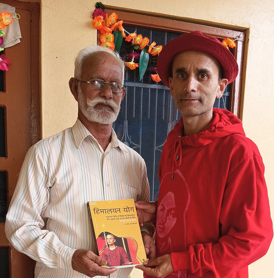 मामा जी को " हिमालयन योग " पुस्तक भेंट करने का सौभाग्य प्राप्त हुआ । जय गुरुदेव जय बागेश्वर धाम