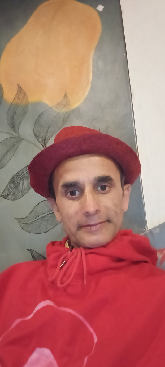 गुरु केवल ज्ञान देने वाला नहीं होता