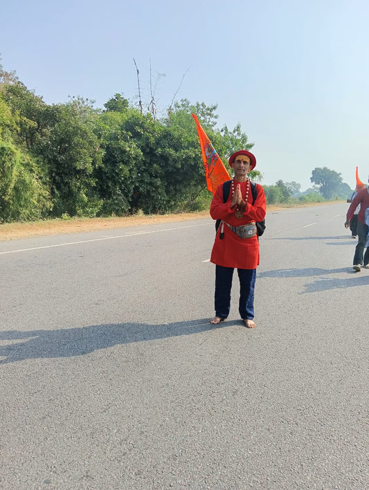 डॉ संजीव योगाचार्य जी चरण पादुका छोड़कर कर रहे हैं सनातन हिंदू एकता पदयात्रा जो बागेश्वर धाम से ओरछा धाम